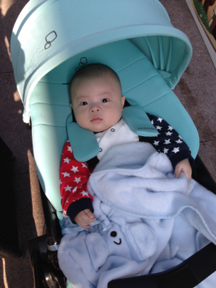 quinny婴儿推车折叠，这是给宝宝的第一辆座驾