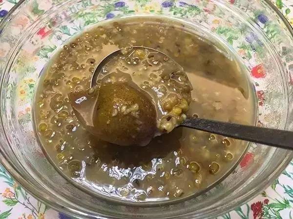 白莲须煲鸡蛋的做法及其功效与作用，莲须煲鸡蛋怎么煲（孕晚期清胎毒民间那些食疗方）