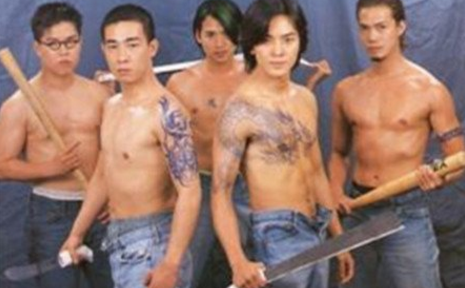 初一扛把子李振东，初一扛把子李振东电线杆视频（不怕事的校园初一扛把子是什么意思）