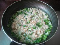 虾皮炒鸡蛋，虾皮蒸蛋怎么做（香葱虾皮煎蛋  补钙又美味）