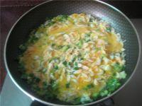 虾皮炒鸡蛋，虾皮蒸蛋怎么做（香葱虾皮煎蛋  补钙又美味）