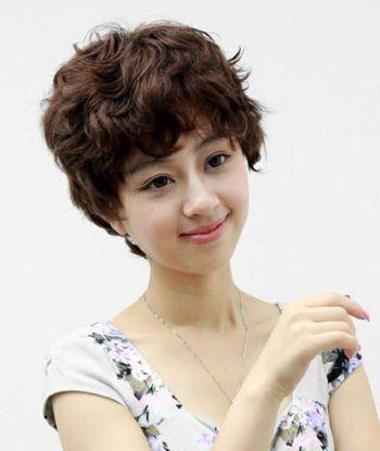 瓜子脸适合什么发型女，瓜子脸适合什么发型女生学生（40岁瓜子脸女性卷发）