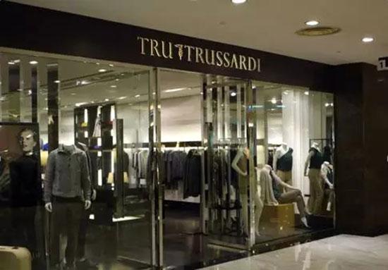 prada属于什么档次，prada属于什么档次的牌子（这34个服饰品牌正热）