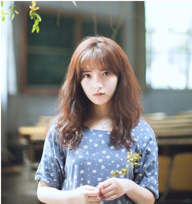 瓜子脸适合什么发型女，瓜子脸适合什么发型女生学生（40岁瓜子脸女性卷发）