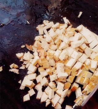 萝卜缨素馅包子的做法窍门，萝卜缨儿馅包子的做法（萝卜缨<萝卜叶>馅烫面包子）