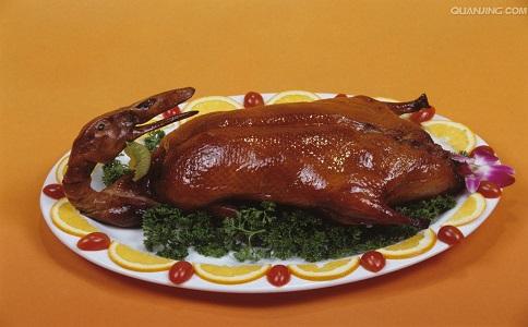 一个鸭腿的热量是多少，100克鸭腿的热量（烧鸭可以减肥吗 烧鸭的热量）