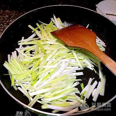韭黄炒蛋最正宗的做法，韭黄炒鸡蛋的做法