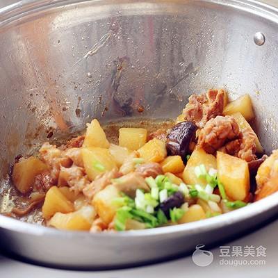 土豆炖鸡块的家常做法，土豆炖鸡块的最佳做法（香菇土豆炖鸡块的做法）