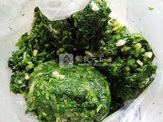 萝卜缨素馅包子的做法窍门，萝卜缨儿馅包子的做法（萝卜缨<萝卜叶>馅烫面包子）