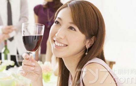 喝酒前喝酸奶还是牛奶，喝酒前喝酸奶还是牛奶哪个解酒效果好（喝酒前喝酸奶好还是纯牛奶好）