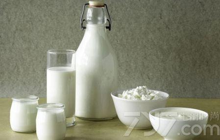 喝酒前喝酸奶还是牛奶，喝酒前喝酸奶还是牛奶哪个解酒效果好（喝酒前喝酸奶好还是纯牛奶好）