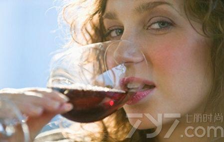 喝酒前喝酸奶还是牛奶，喝酒前喝酸奶还是牛奶哪个解酒效果好（喝酒前喝酸奶好还是纯牛奶好）