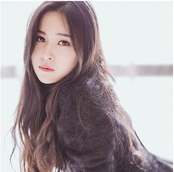 瓜子脸适合什么发型女，瓜子脸适合什么发型女生学生（40岁瓜子脸女性卷发）