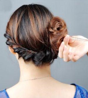 简单韩式盘发图解，夏季简单韩式中长发盘发图解（2款简单韩式盘发教程）