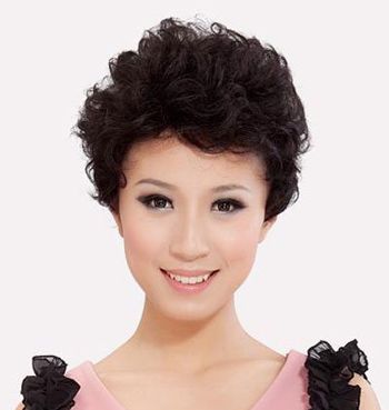 瓜子脸适合什么发型女，瓜子脸适合什么发型女生学生（40岁瓜子脸女性卷发）