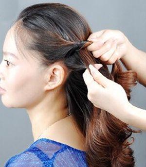 简单韩式盘发图解，夏季简单韩式中长发盘发图解（2款简单韩式盘发教程）