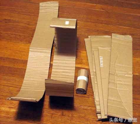 如何用废纸箱做猫抓板，如何用纸箱子做猫抓板（DIY猫抓板超简单）