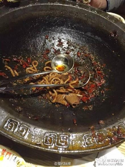 铁锅煮东西变黑有毒吗，铁锅每次炒菜都黑（商家解释称铁锅烧久后铁离子分离所致）