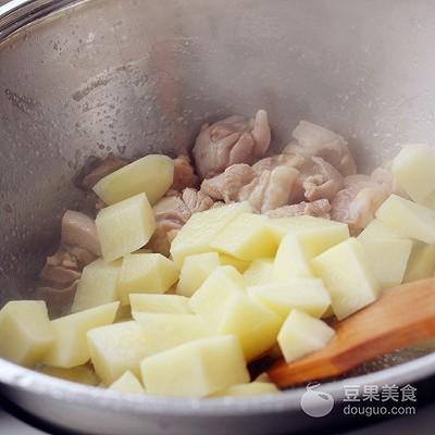 土豆炖鸡块的家常做法，土豆炖鸡块的最佳做法（香菇土豆炖鸡块的做法）