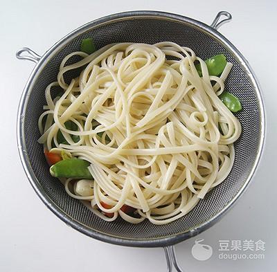 黑椒意面的做法，黑椒牛肉意面的做法步骤（如何做一盘“有滋有味”的经典意面）