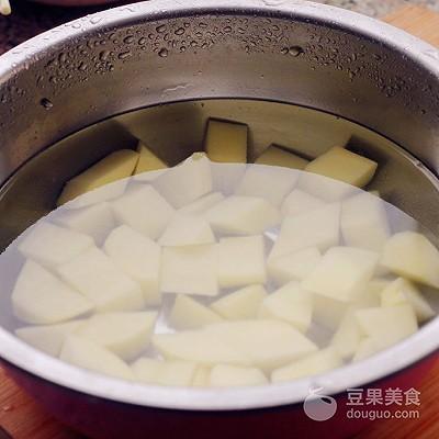 土豆炖鸡块的家常做法，土豆炖鸡块的最佳做法（香菇土豆炖鸡块的做法）