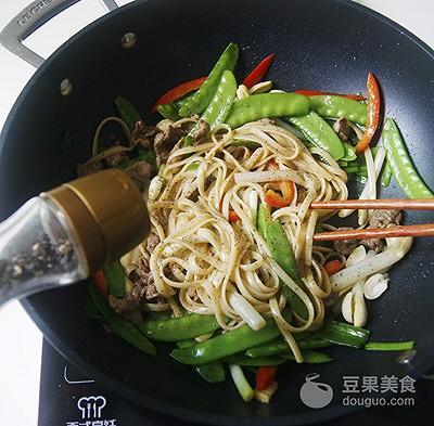 黑椒意面的做法，黑椒牛肉意面的做法步骤（如何做一盘“有滋有味”的经典意面）