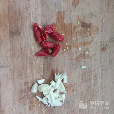 菠菜鸡蛋怎么炒，菠菜和鸡蛋怎么炒好吃（鸡蛋炒菠菜的做法）
