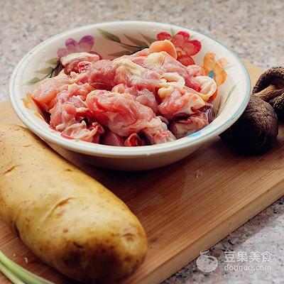 土豆炖鸡块的家常做法，土豆炖鸡块的最佳做法（香菇土豆炖鸡块的做法）