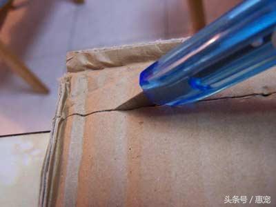 如何用废纸箱做猫抓板，如何用纸箱子做猫抓板（DIY猫抓板超简单）