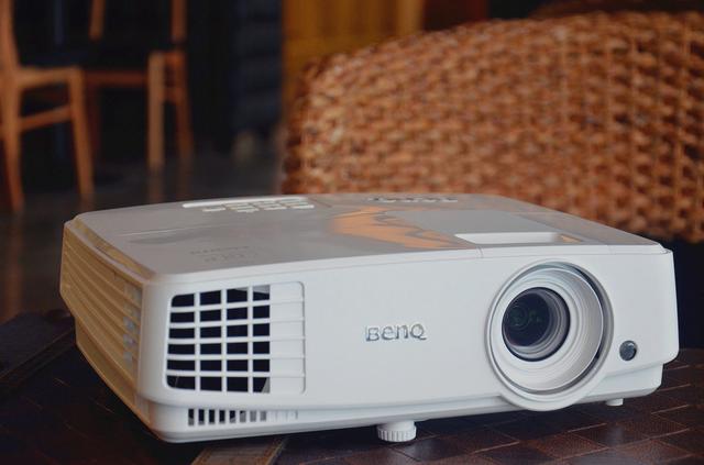 飞利浦电视怎么投屏，飞利浦电视机如何投屏（这几款投影仪轻松打造家庭式电影院）