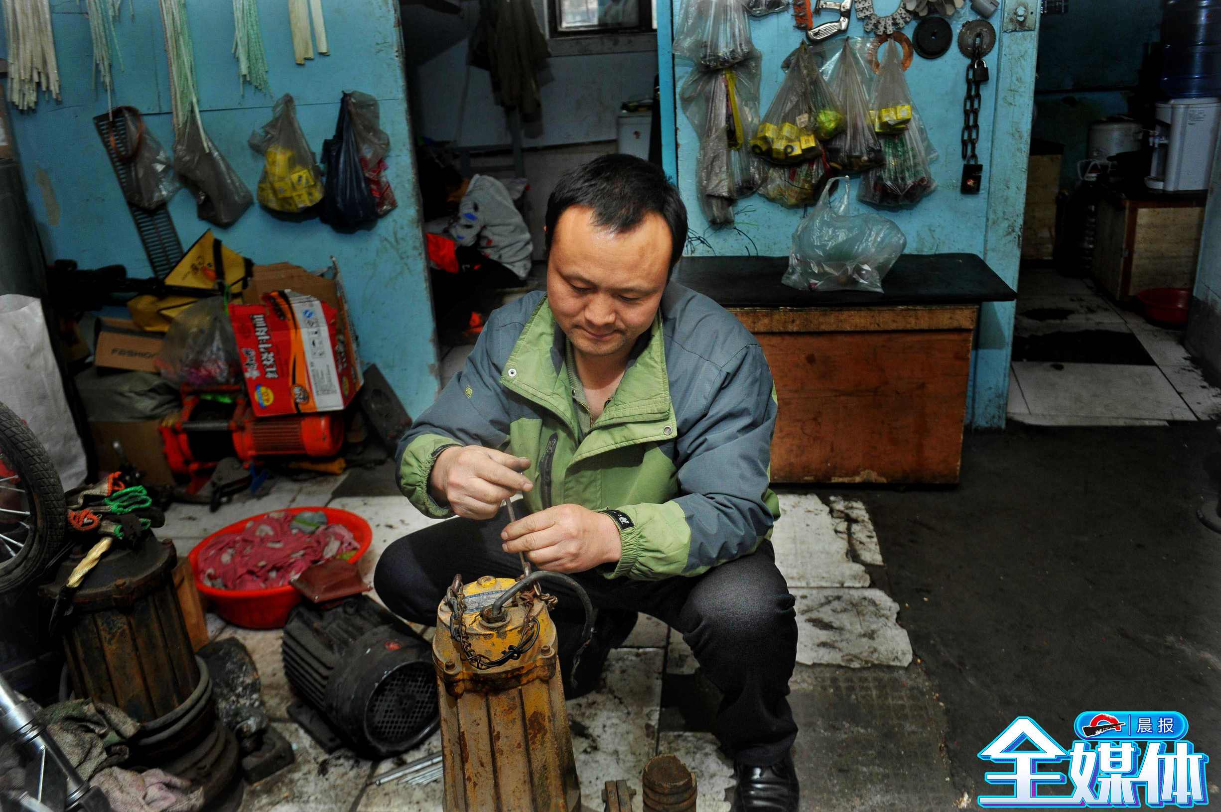 阿勒泰家电维修上门售后 暖心！乌市一机修店老板免费服务老人残疾人