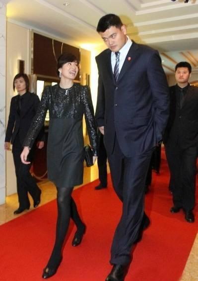 叶莉嫁给身高226cm体重400斤的姚明后睡觉之前必须在床中间留出一条缝