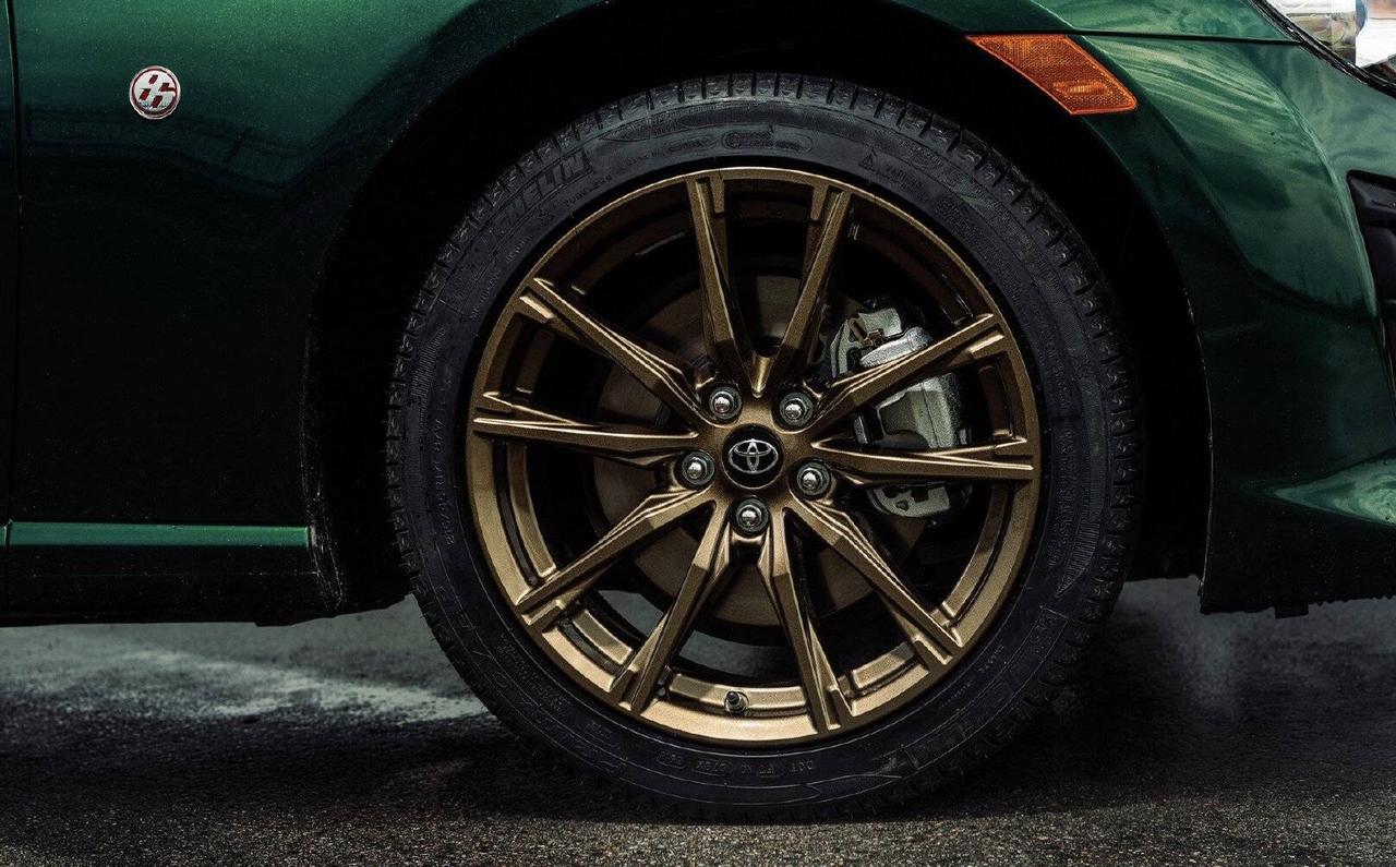 绿限量版相同的车漆,搭配17英寸的金色多幅式轮毂和大尺寸的黑色尾翼