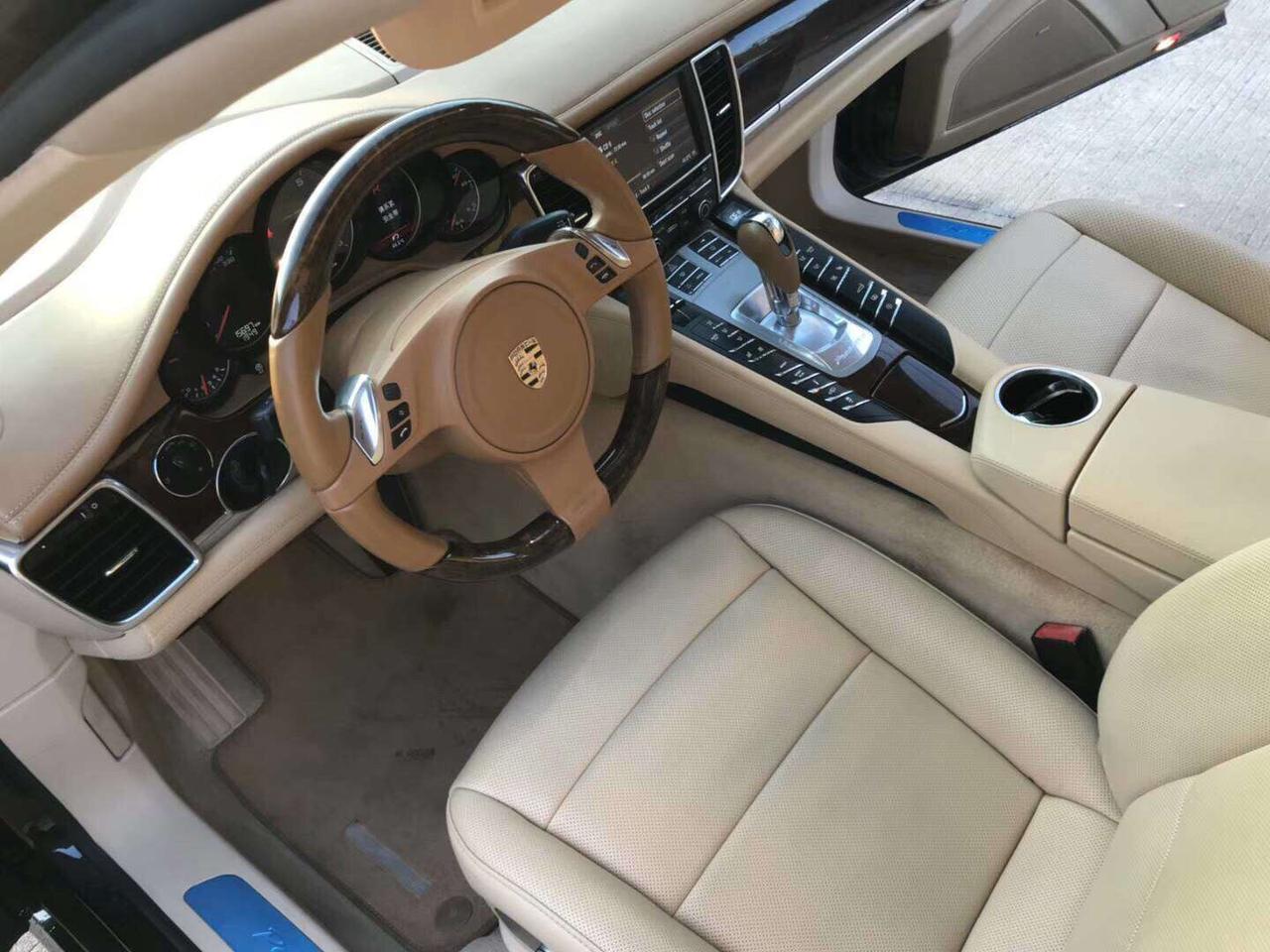 保时捷帕拉梅拉48s米色的内饰真皮座椅