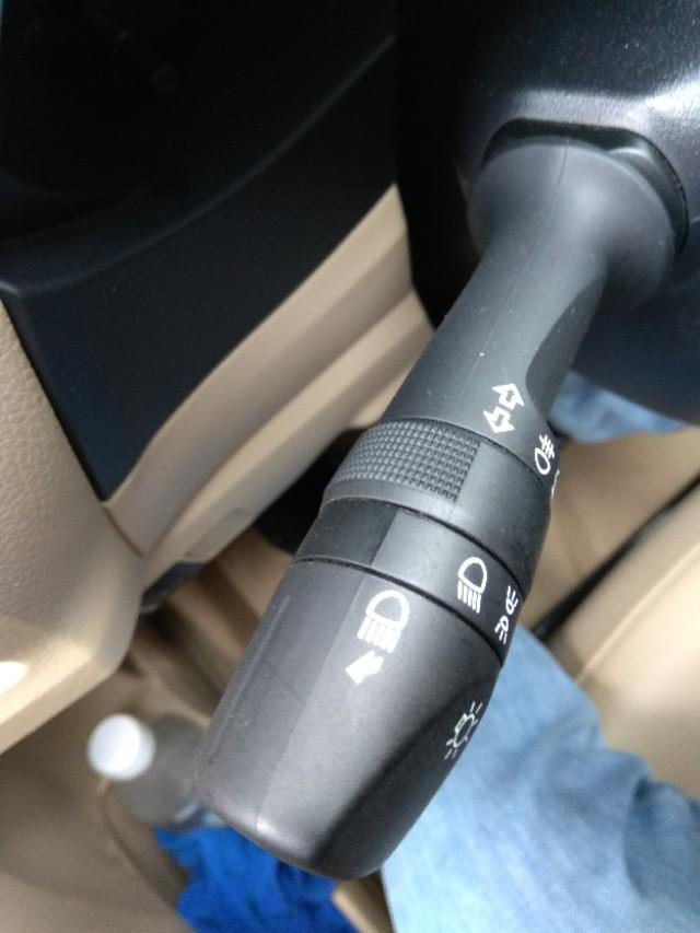 卡罗拉的转向杆跟灯光按钮,拉一下就是远光灯,向上是右转,向下