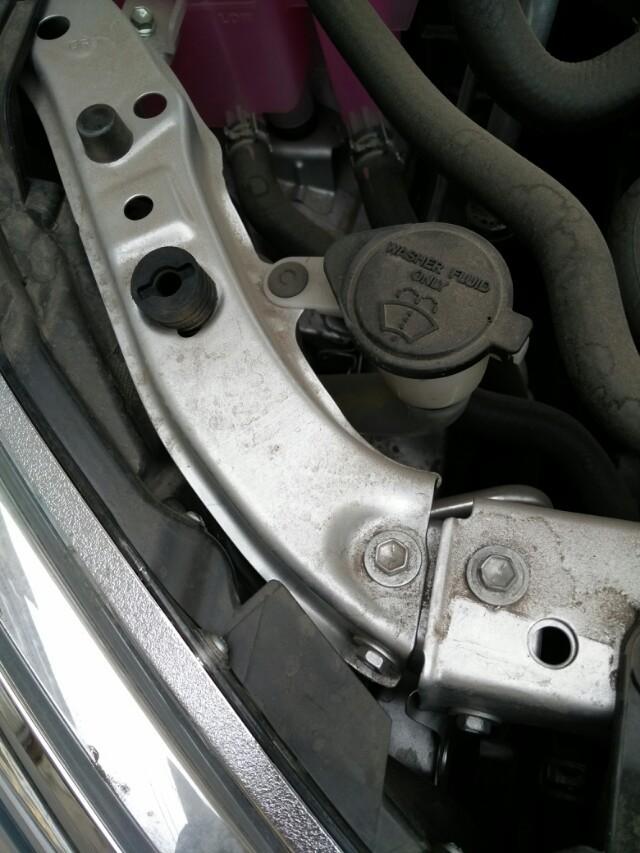 这是卡罗拉加注玻璃水的地方 黑色的盖子上面有个图标_懂车帝