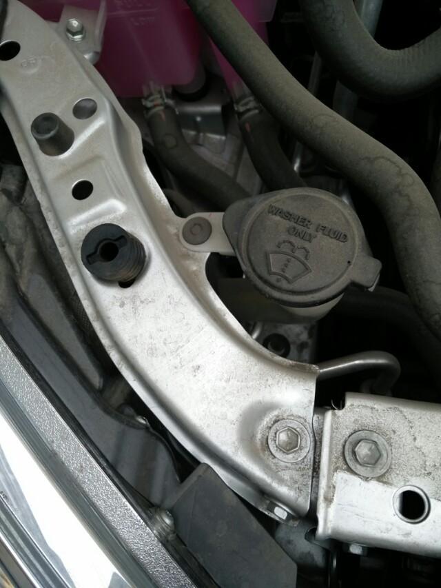 这是卡罗拉加注玻璃水的地方 黑色的盖子上面有个图标_懂车帝