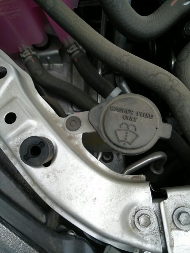 这是卡罗拉加注玻璃水的地方 黑色的盖子上面有个图标_懂车帝