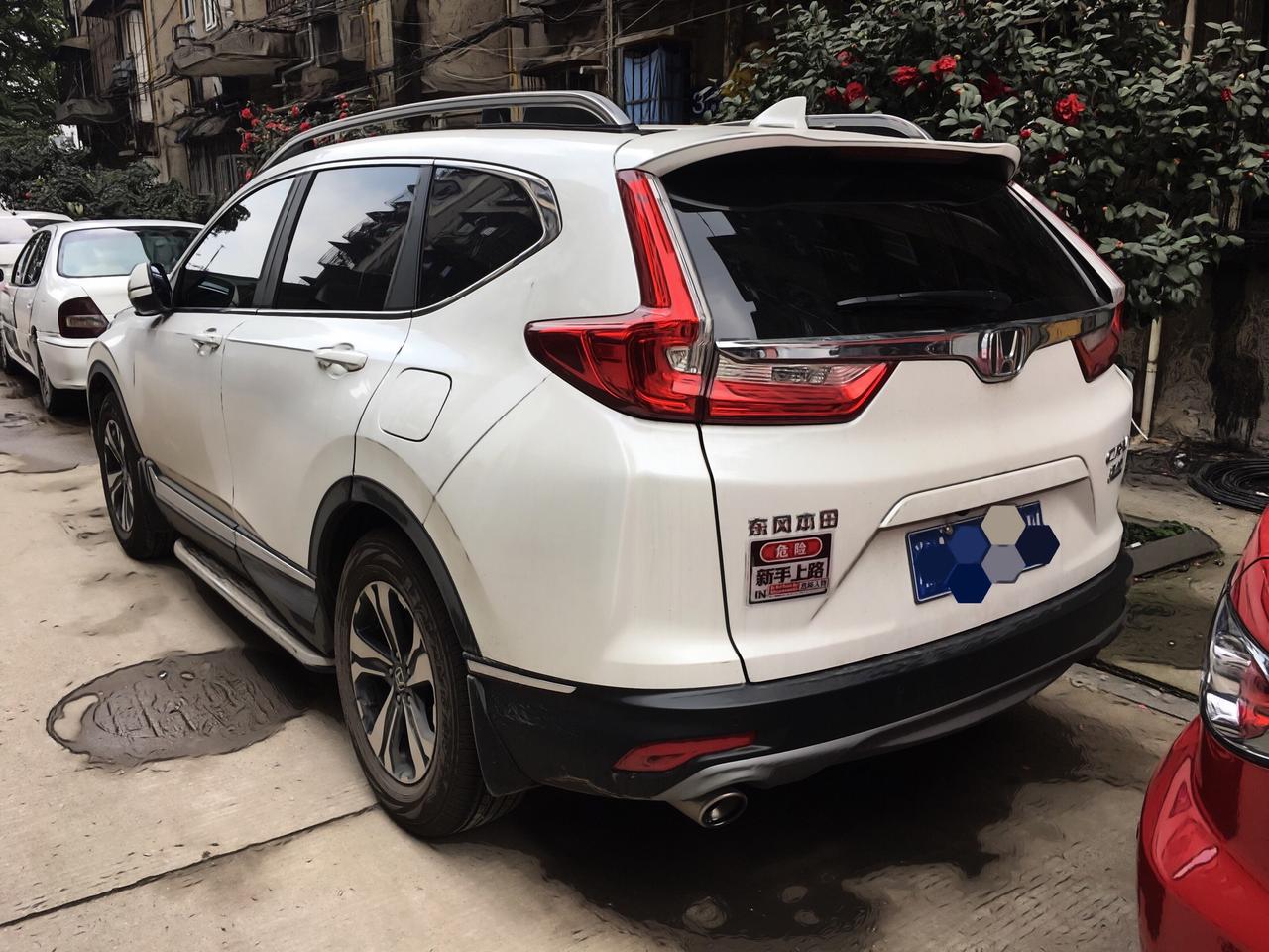 白色的本田crv很好看
