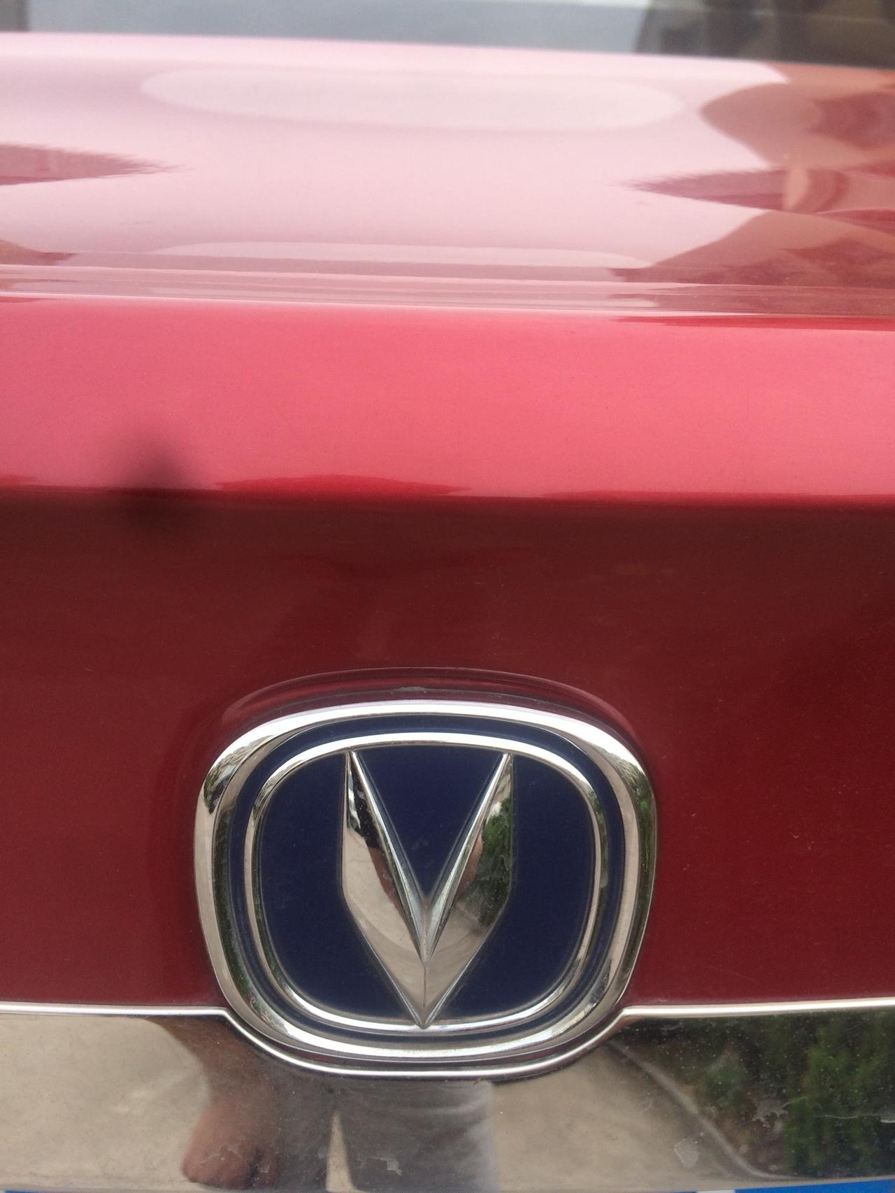 长安逸动车尾箱上的长安车标,特别的好看 蓝色的底在红车上特别