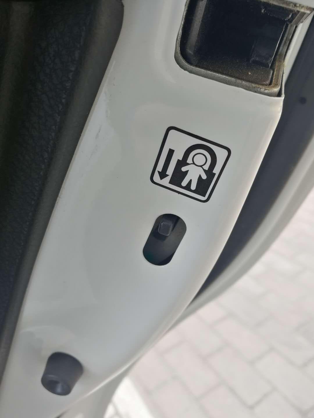 卡罗拉车的儿童锁,大家可以看一下_卡罗拉车友圈_懂车帝