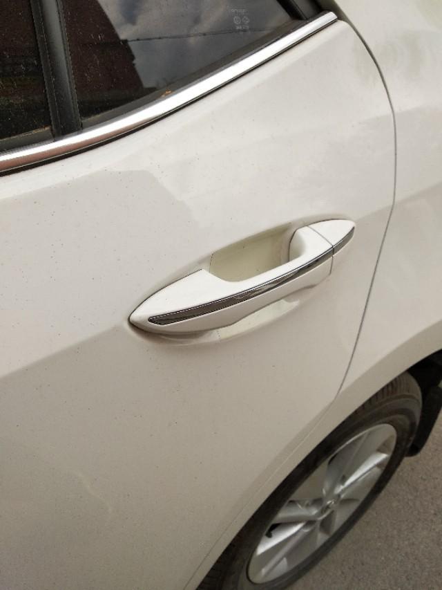 卡罗拉的车门把手,设计的很漂亮,带有银色的饰条更帅气_懂车帝