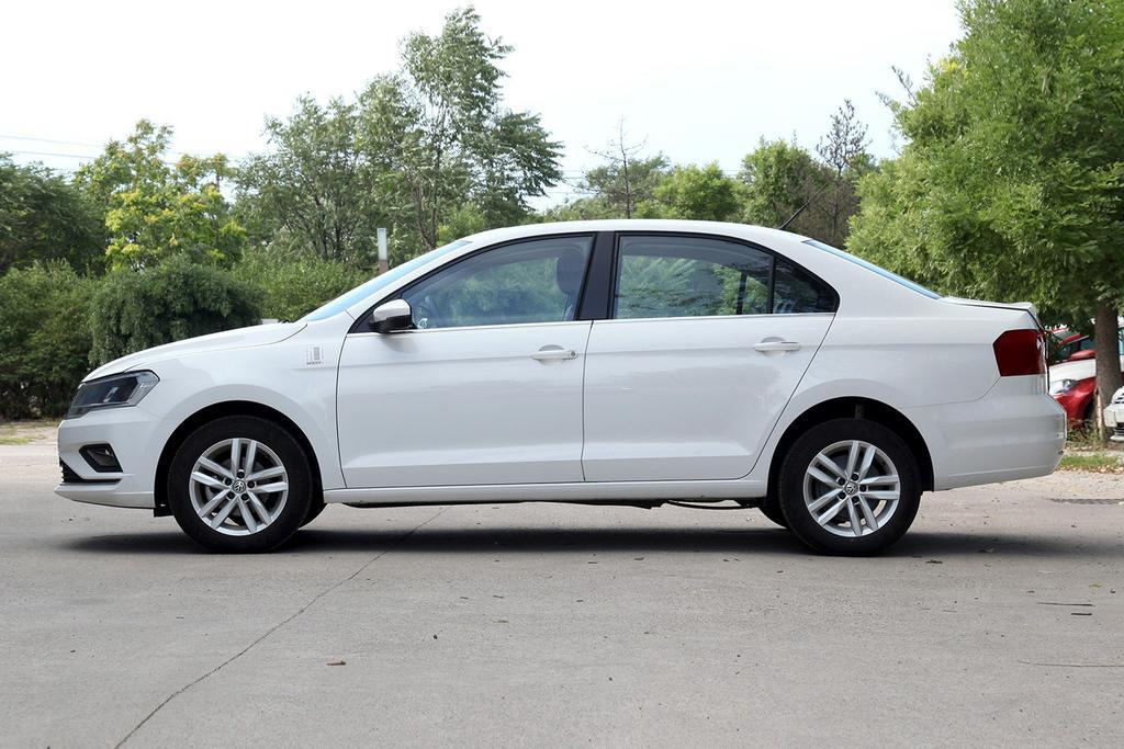 新款捷达相比现款车型尾部变化较大,风格与新款宝来十分相似.