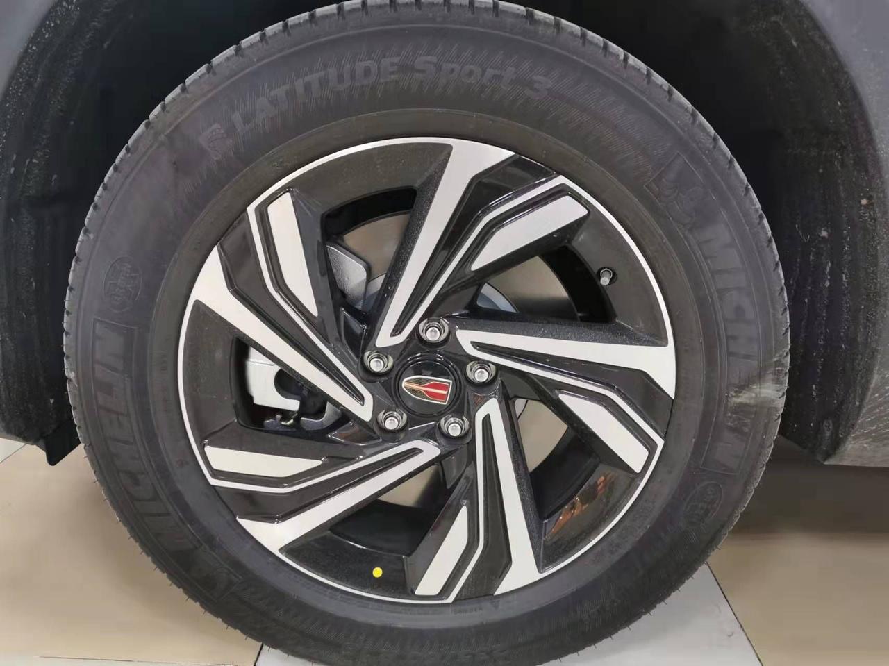 红旗hs5新车左前轮胎被扎了