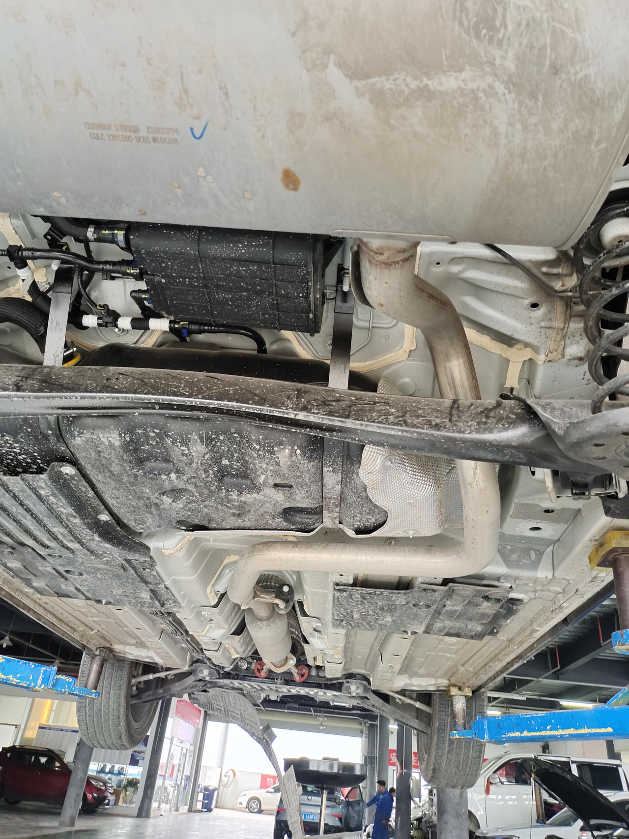 你买车的时候问销售,你就明白了,他会跟你说是面包车的底盘魂淡君乐宝