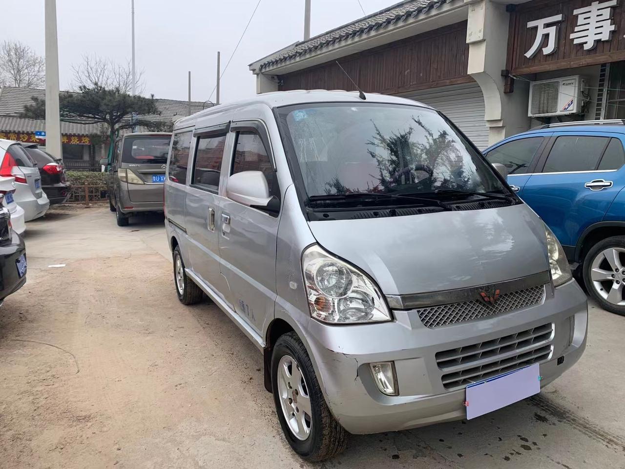 刚到12年精品大五菱,7座高配,1.2排量,电动门窗,铝合金