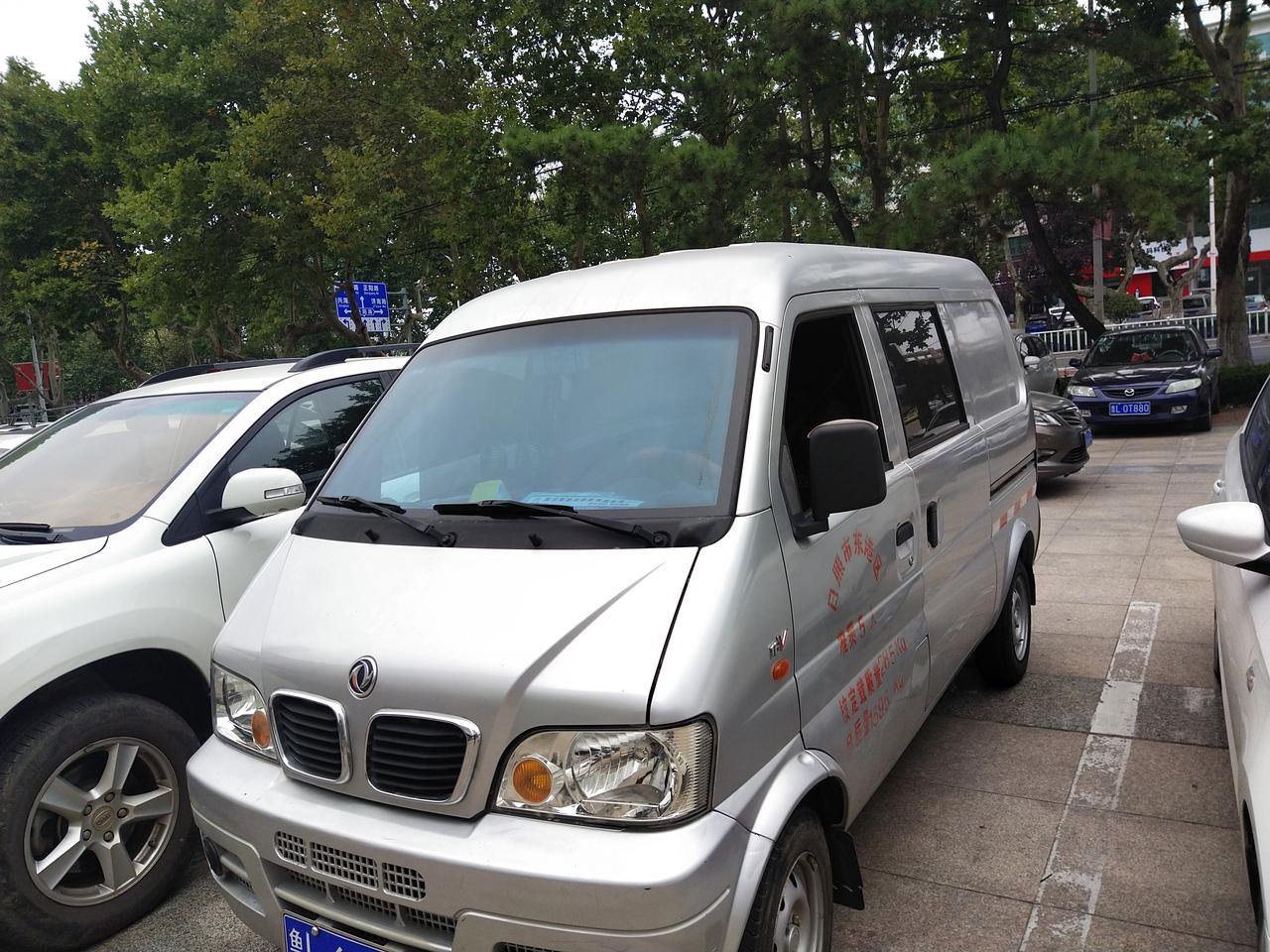 东风小康轻型封闭式货车