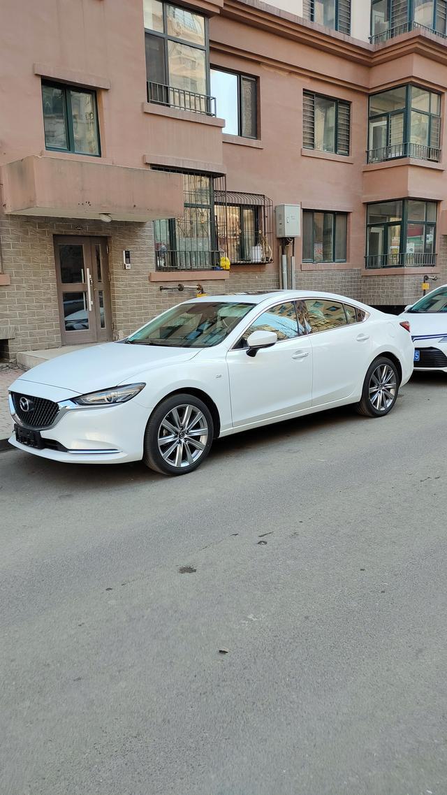 马自达2021款25白色阿特兹