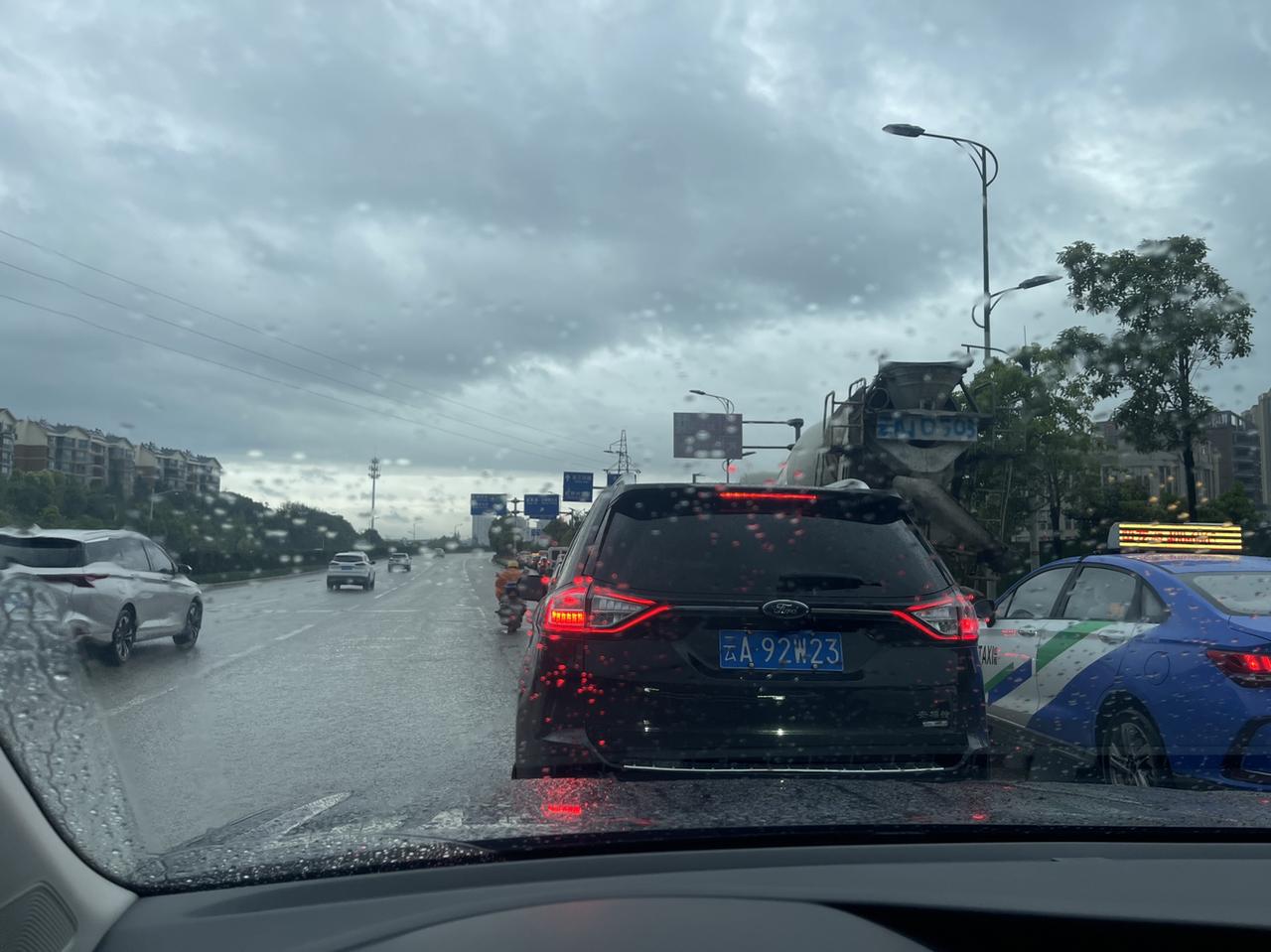 当下雨天遇到下班就堵车