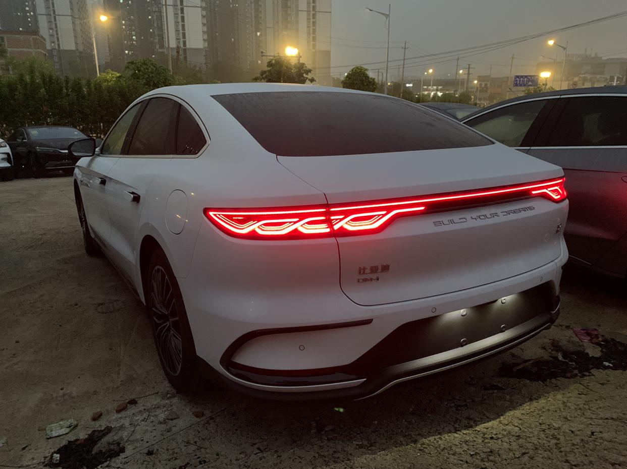 比亚迪汉尾灯